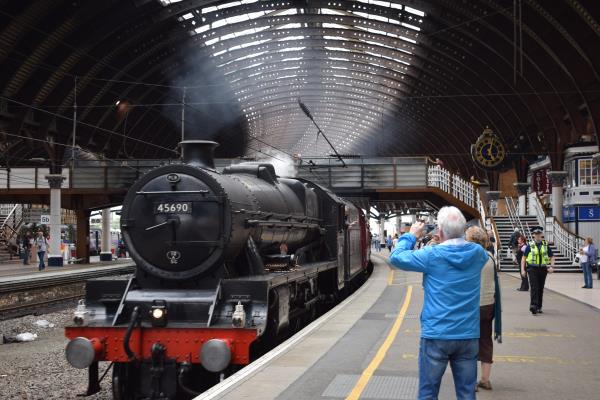 Leander arriving York Station.jpg