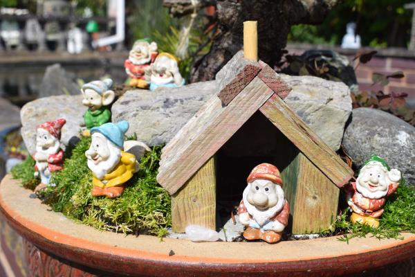 7 dwarves social distancing!.jpg